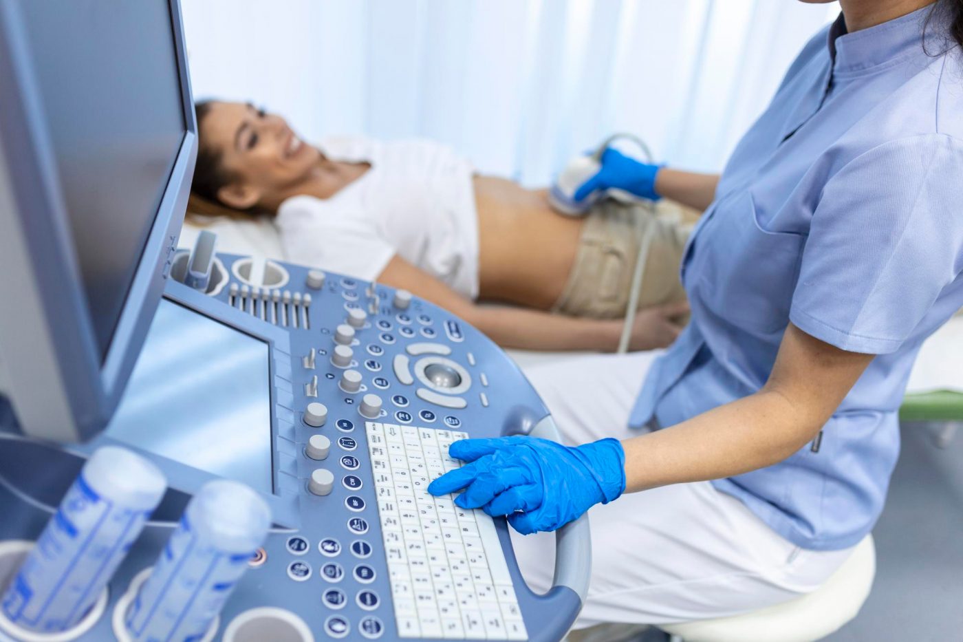 diagnostico-ultrasonido-estomago-abdomen-mujer-vista-primer-plano-clinica-medico-ejecuta-sensor-ultrasonido-sobre-barriga-nina-paciente-mira-imagen-pantalla-diagnostico-organos-internos