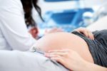 doctor-realizando-ecografia-su-paciente-embarazada